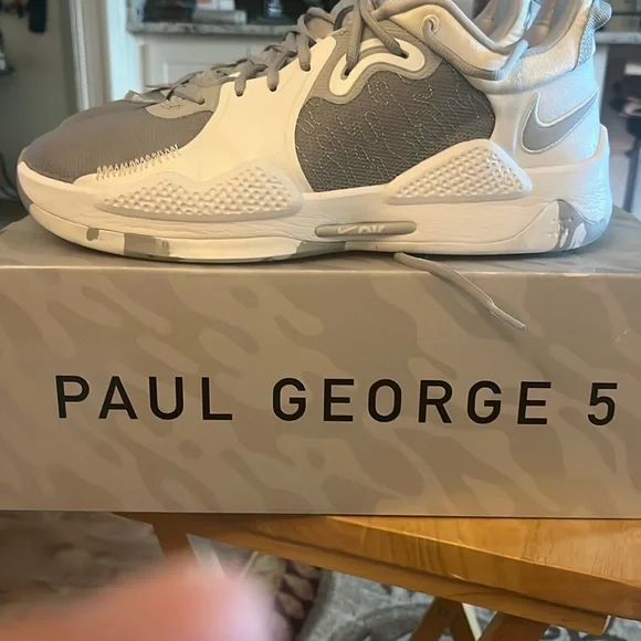 Nike Gray and White Athletic Shoes with Modern Design - Picture 7 of 7